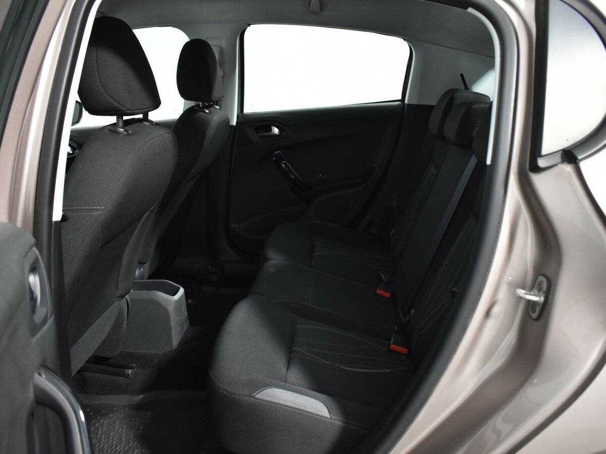 Peugeot 208 с пробегом — 2014 год. Фото: #11