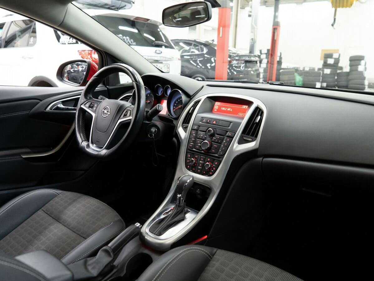 Opel Astra с пробегом — 2012 год. Фото: #14