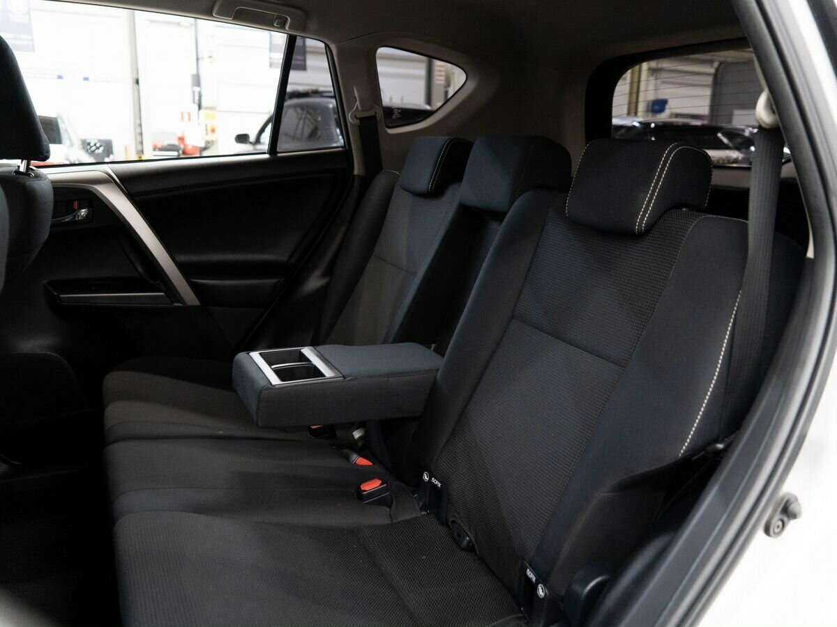 Toyota RAV4 с пробегом — 2016 год. Фото: #6