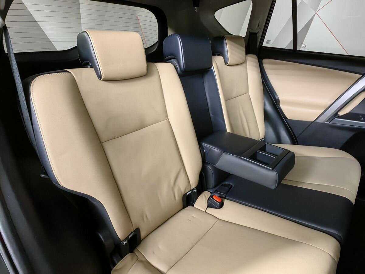 Toyota RAV4 с пробегом — 2017 год. Фото: #11