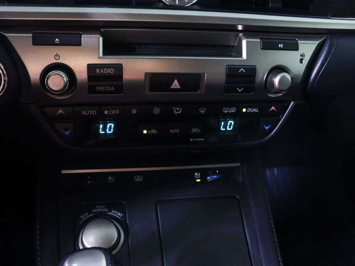 Lexus ES с пробегом — 2016 год. Фото: #17