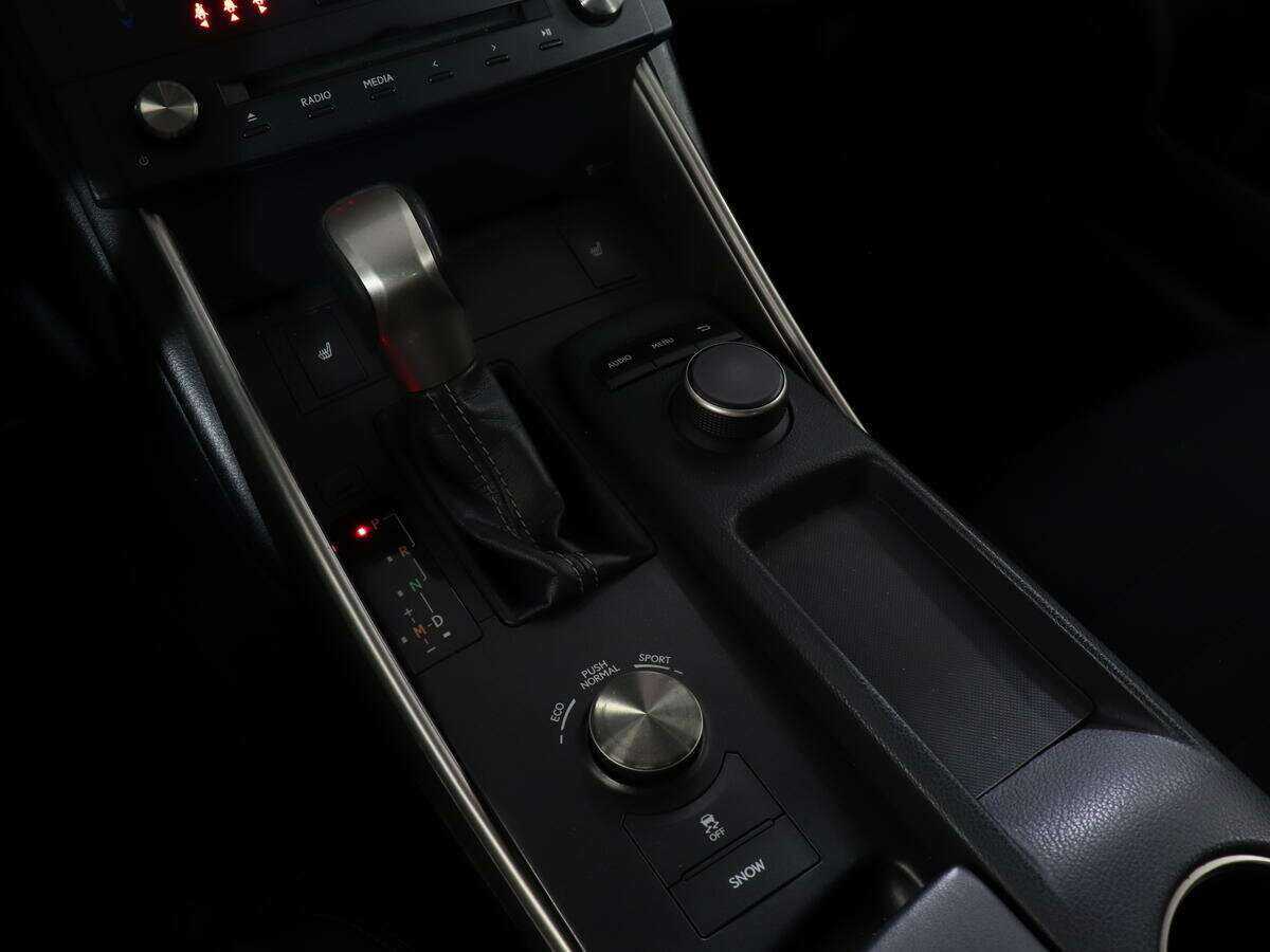Lexus IS с пробегом — 2015 год. Фото: #14