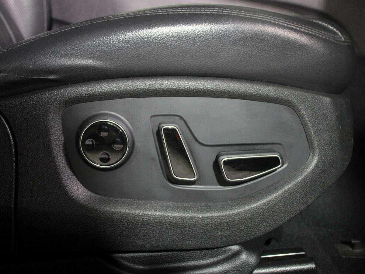 Hyundai Genesis с пробегом — 2014 год. Фото: #13