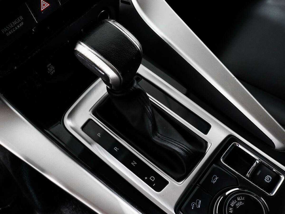 Mitsubishi Pajero Sport с пробегом — 2016 год. Фото: #10