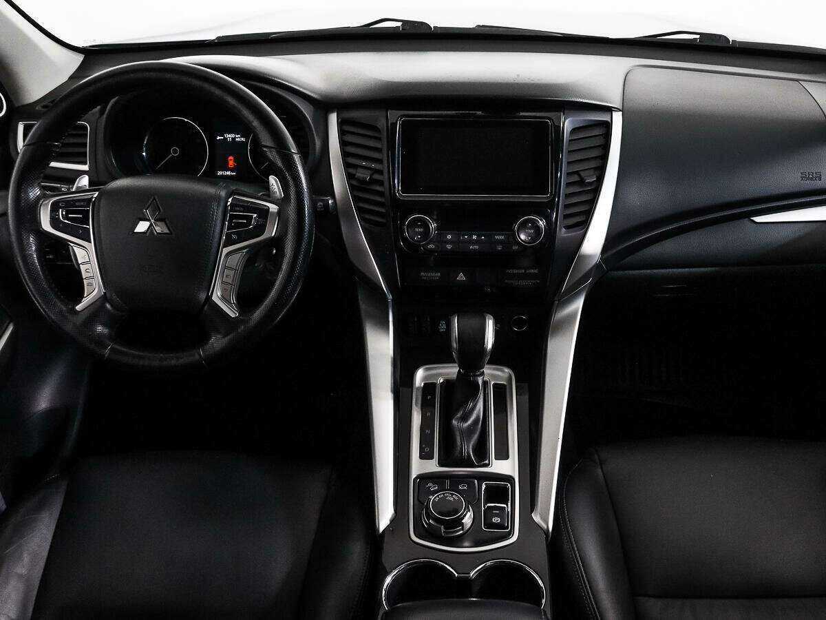 Mitsubishi Pajero Sport с пробегом — 2016 год. Фото: #13