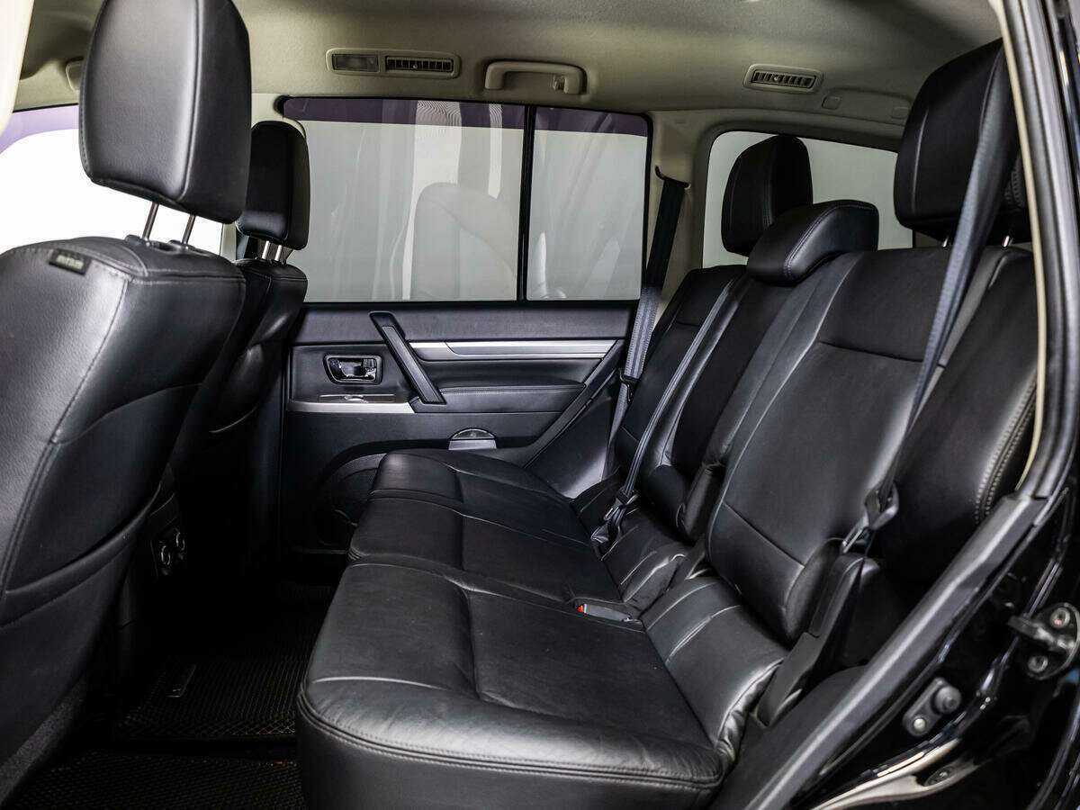 Mitsubishi Pajero с пробегом — 2015 год. Фото: #9