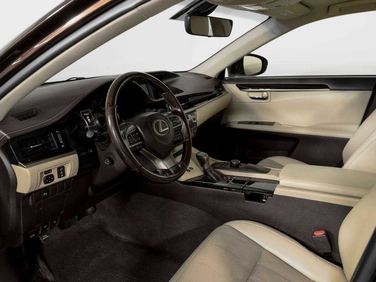 Lexus ES с пробегом — 2015 год. Фото: #15