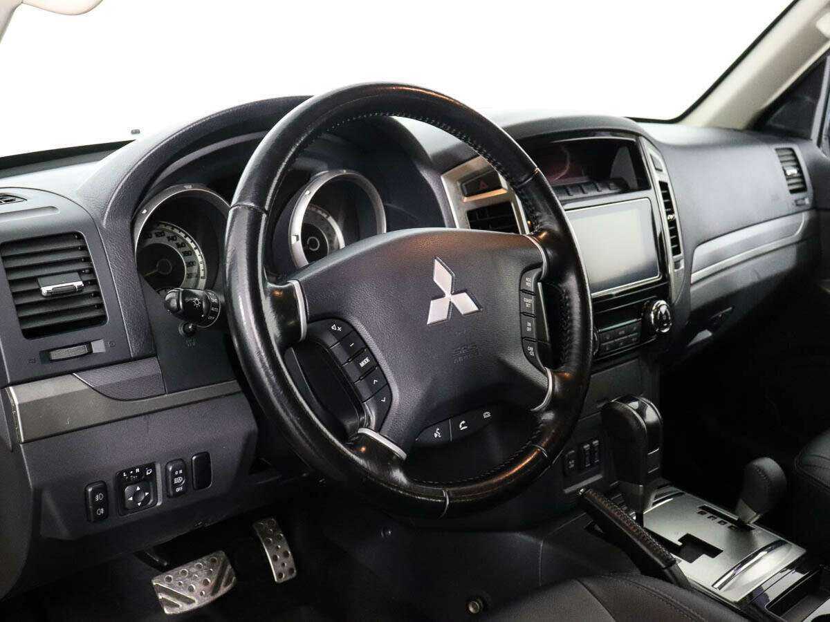 Mitsubishi Pajero с пробегом — 2015 год. Фото: #4