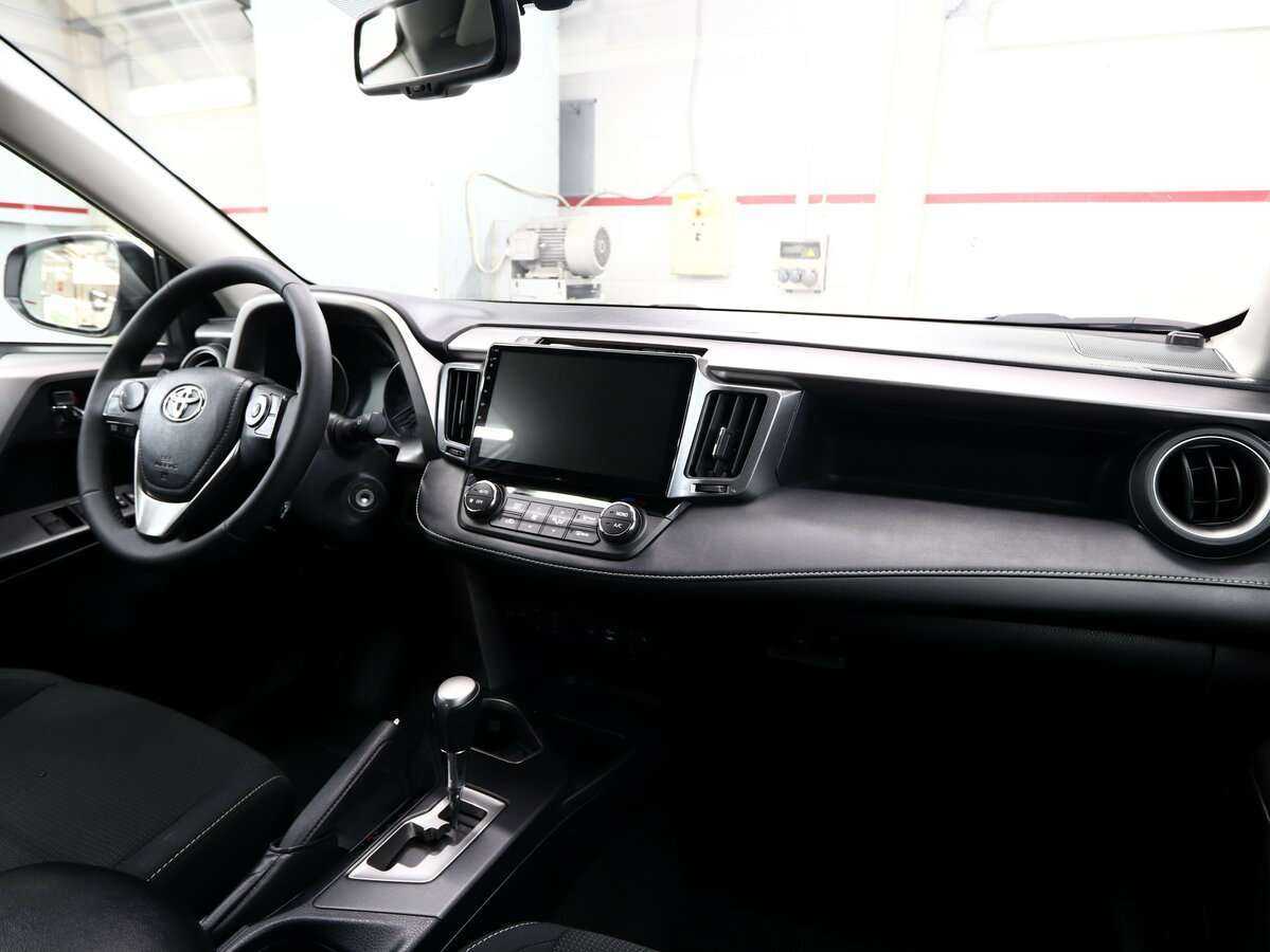 Toyota RAV4 с пробегом — 2017 год. Фото: #6