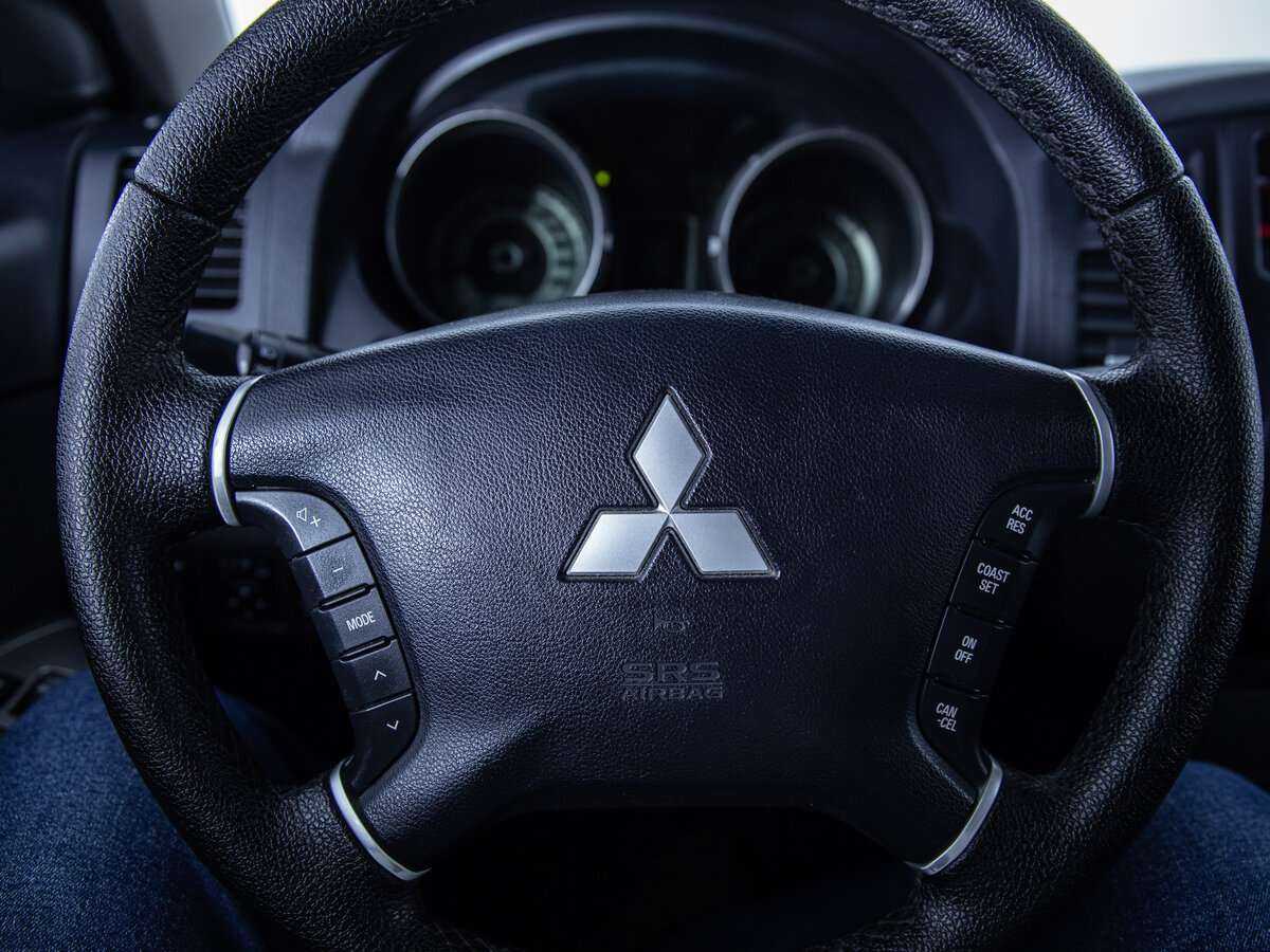 Mitsubishi Pajero с пробегом — 2012 год. Фото: #9