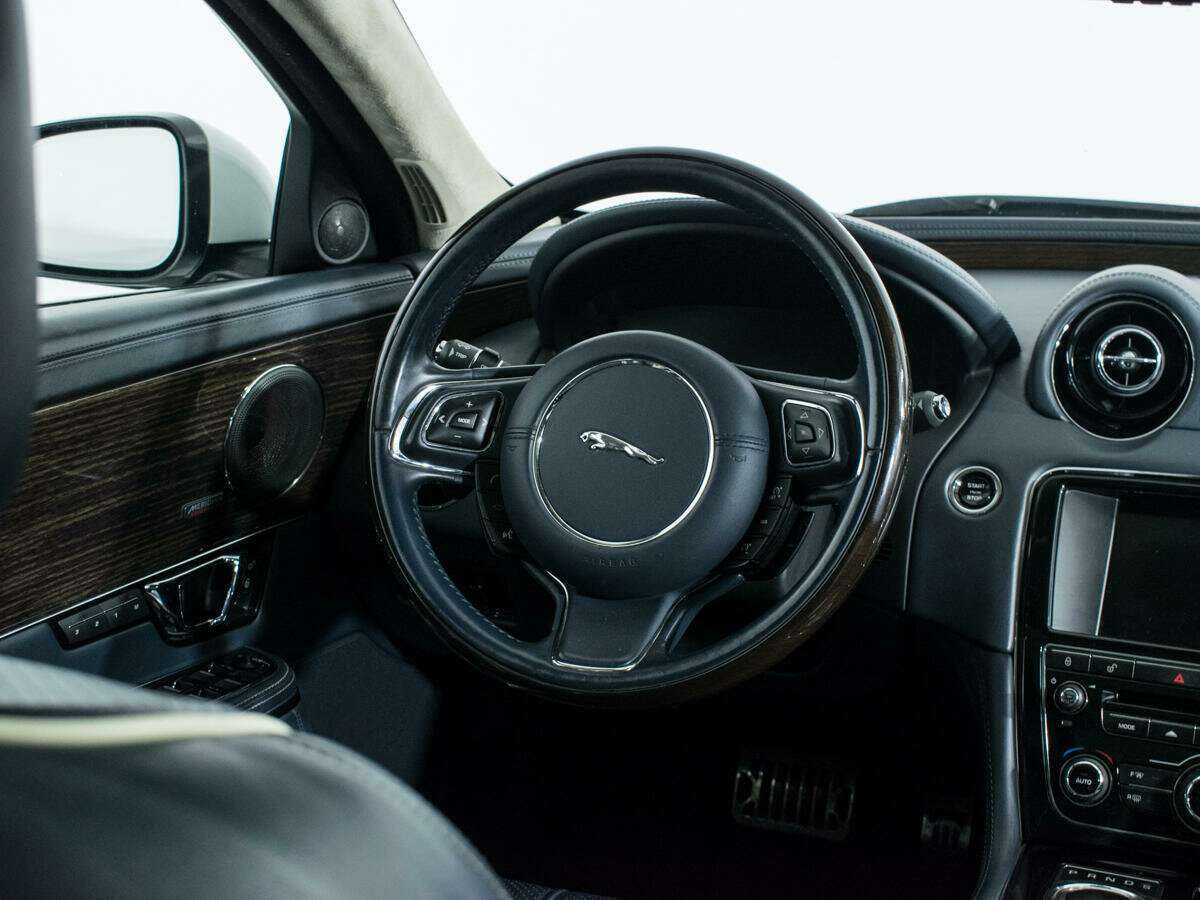 Jaguar XJ с пробегом — 2014 год. Фото: #13