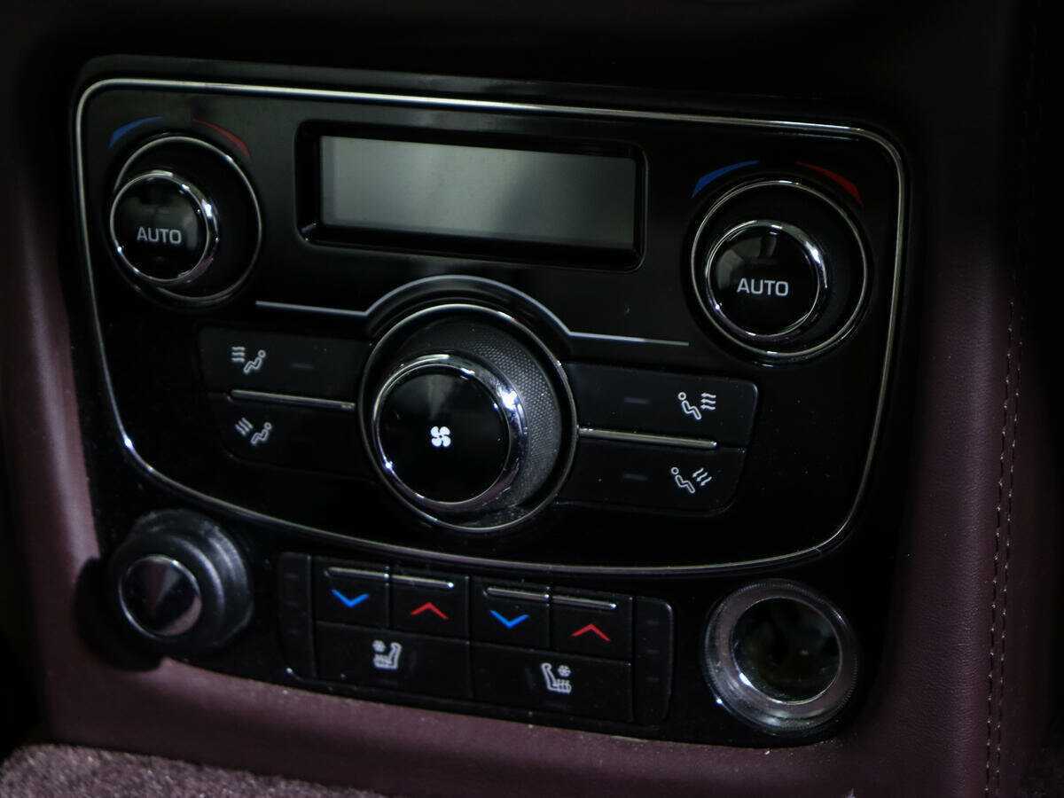 Jaguar XJ с пробегом — 2014 год. Фото: #16