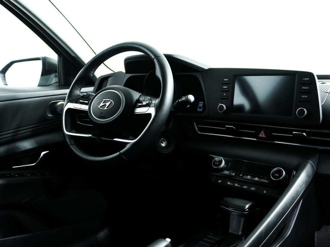 Hyundai Elantra с пробегом — 2021 год. Фото: #8