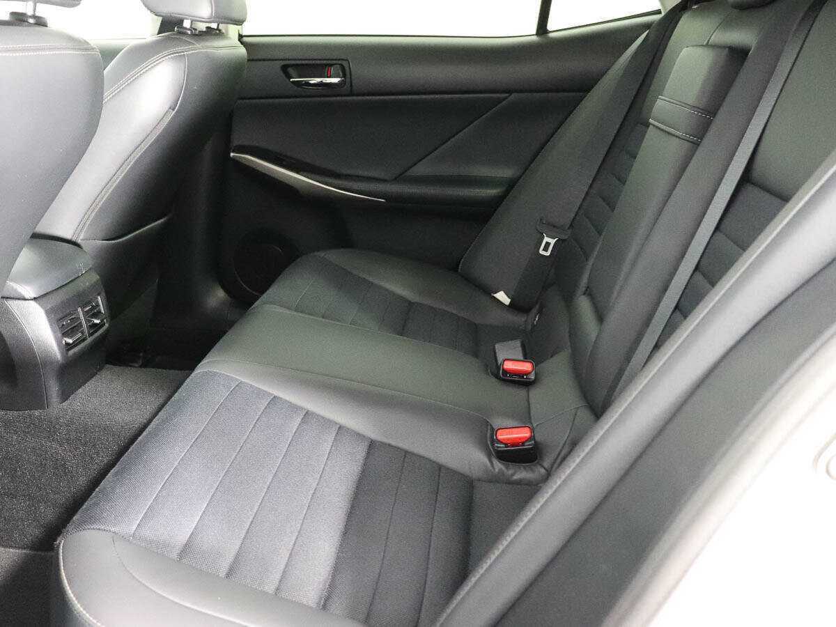 Lexus IS с пробегом — 2015 год. Фото: #12