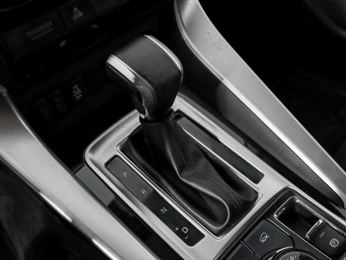 Mitsubishi Pajero Sport с пробегом — 2017 год. Фото: #9