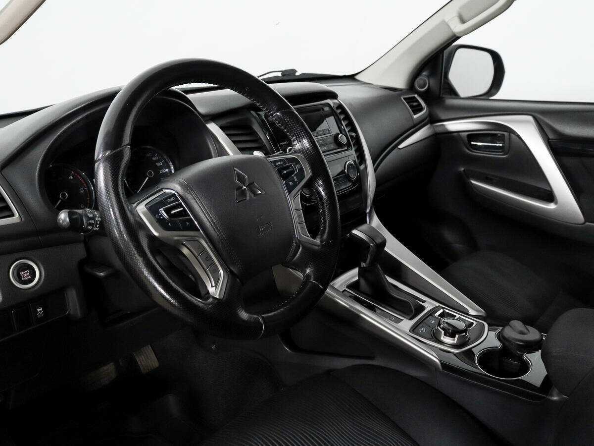 Mitsubishi Pajero Sport с пробегом — 2017 год. Фото: #8