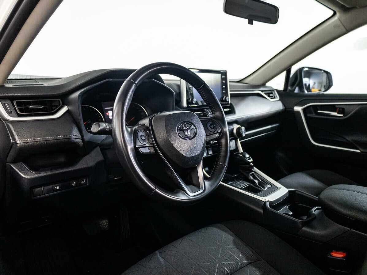 Toyota RAV4 с пробегом — 2020 год. Фото: #9