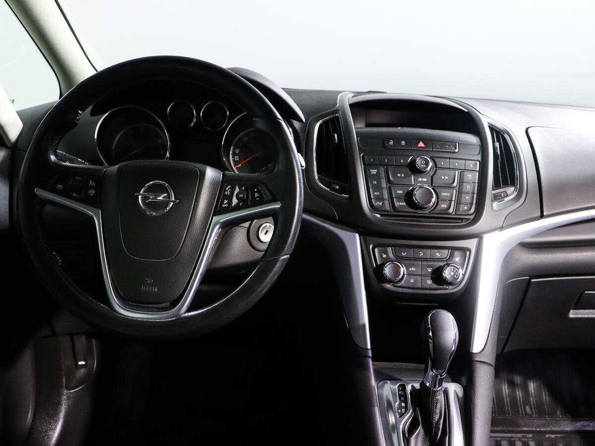 Opel Zafira с пробегом — 2012 год. Фото: #11