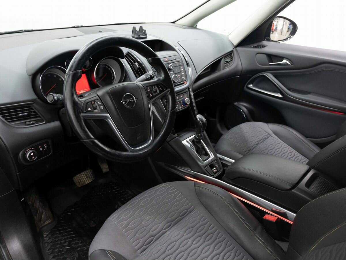 Opel Zafira с пробегом — 2013 год. Фото: #6
