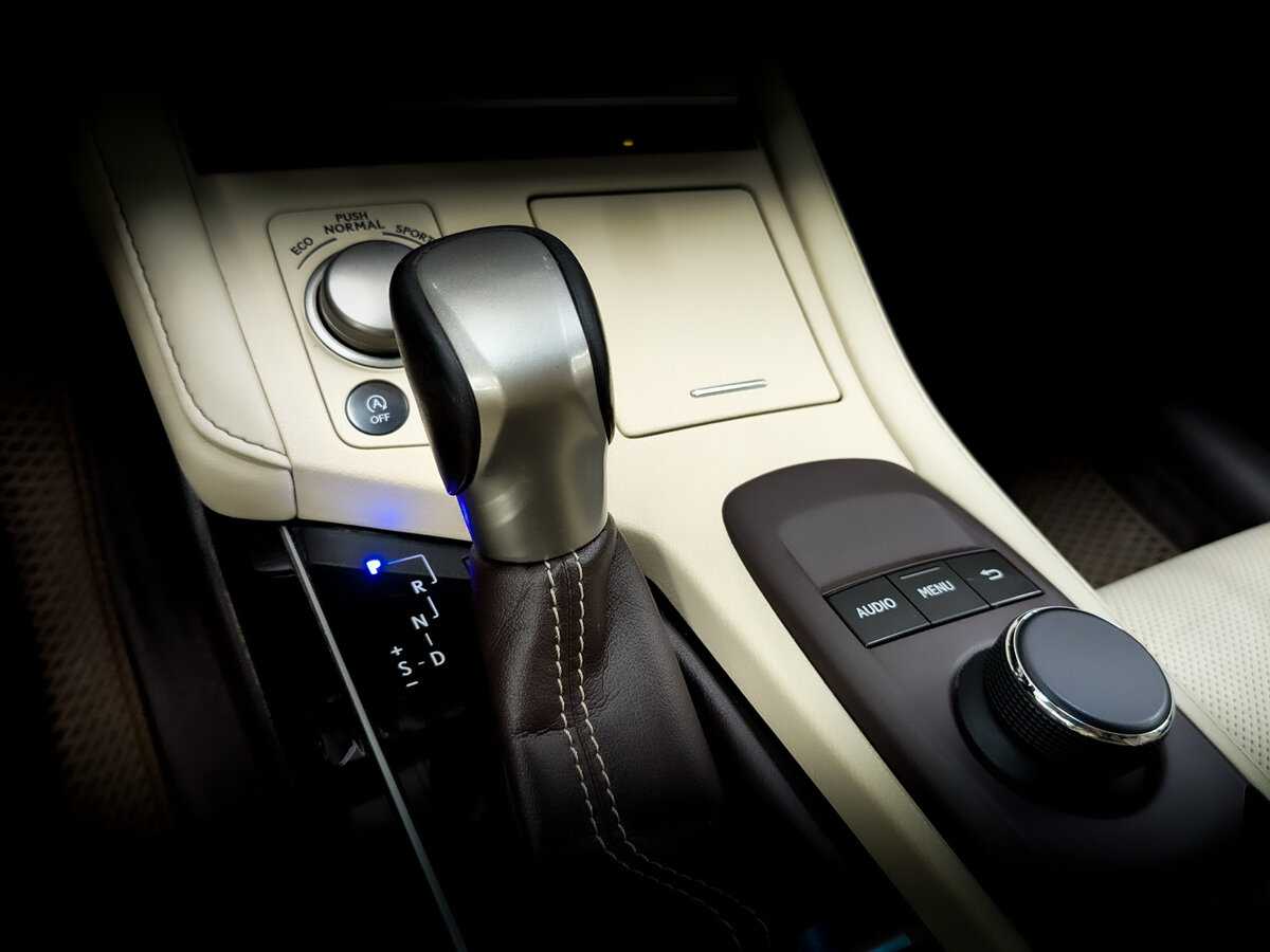 Lexus ES с пробегом — 2015 год. Фото: #26