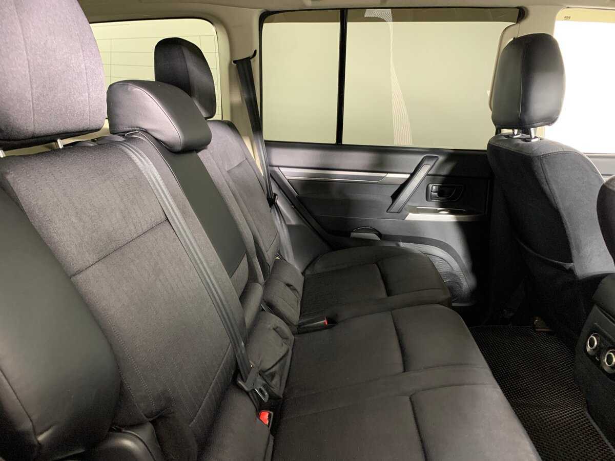 Mitsubishi Pajero с пробегом — 2015 год. Фото: #17