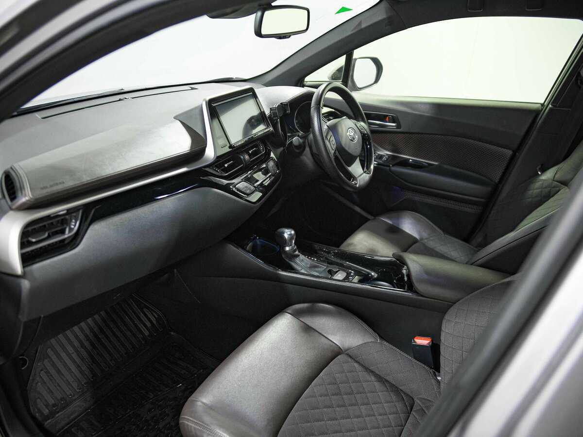 Toyota C-HR с пробегом — 2017 год. Фото: #12