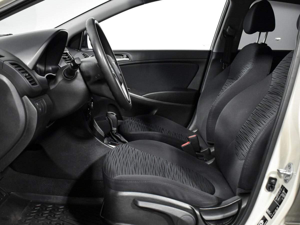 Hyundai Solaris с пробегом — 2015 год. Фото: #9