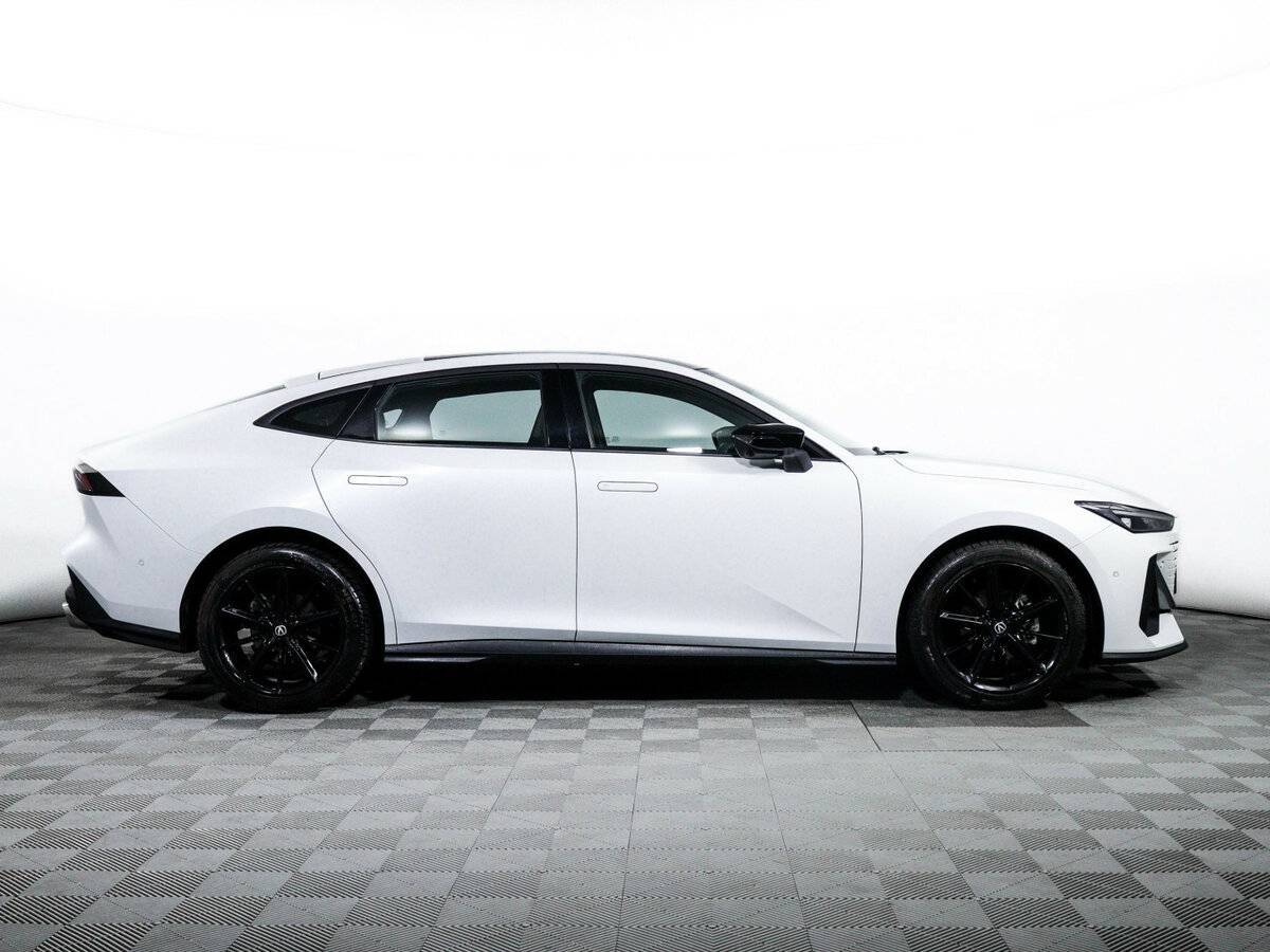 Changan UNI-V с пробегом — 2023 год. Фото: #3