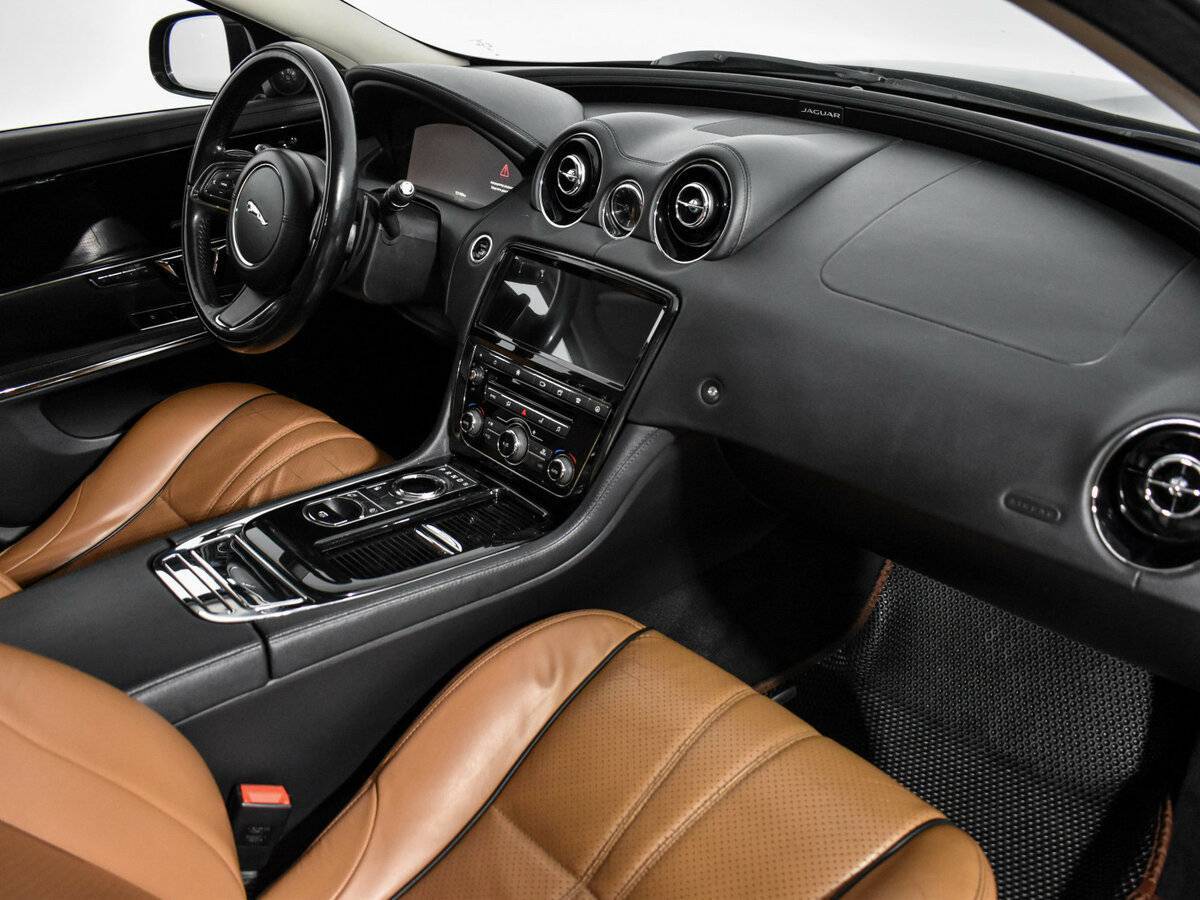 Jaguar XJ с пробегом — 2016 год. Фото: #14