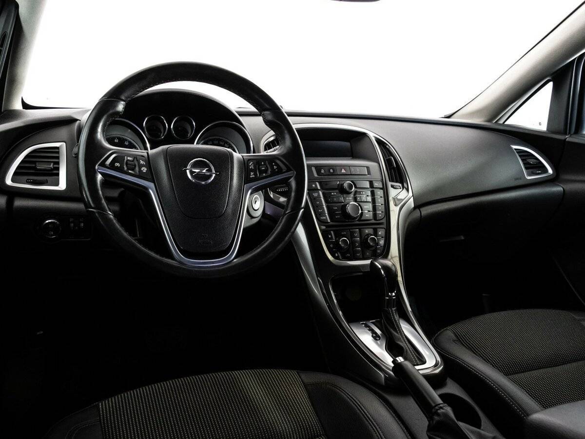 Opel Astra с пробегом — 2012 год. Фото: #10