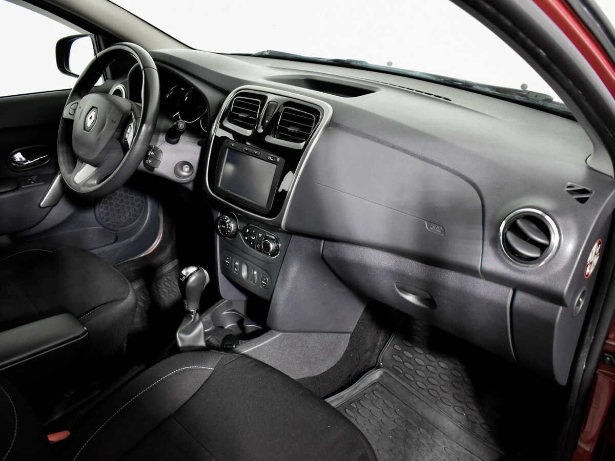 Renault Sandero с пробегом — 2016 год. Фото: #11