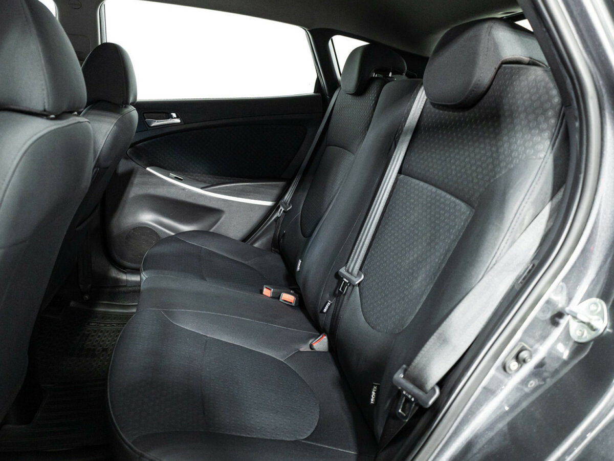 Hyundai Solaris с пробегом — 2012 год. Фото: #9