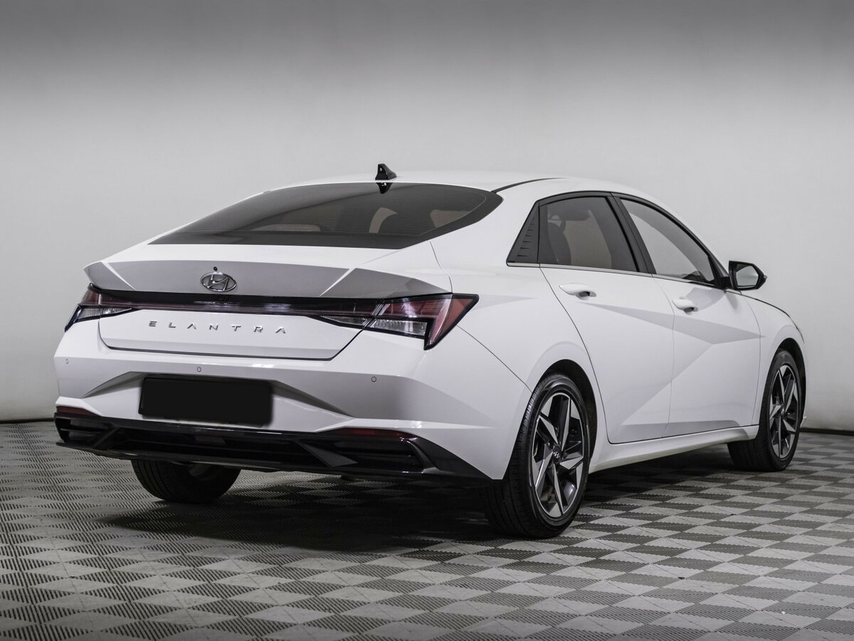 Hyundai Elantra с пробегом — 2021 год. Фото: #3