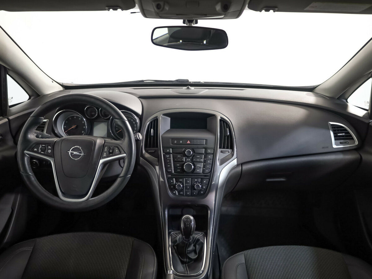 Opel Astra с пробегом — 2012 год. Фото: #7