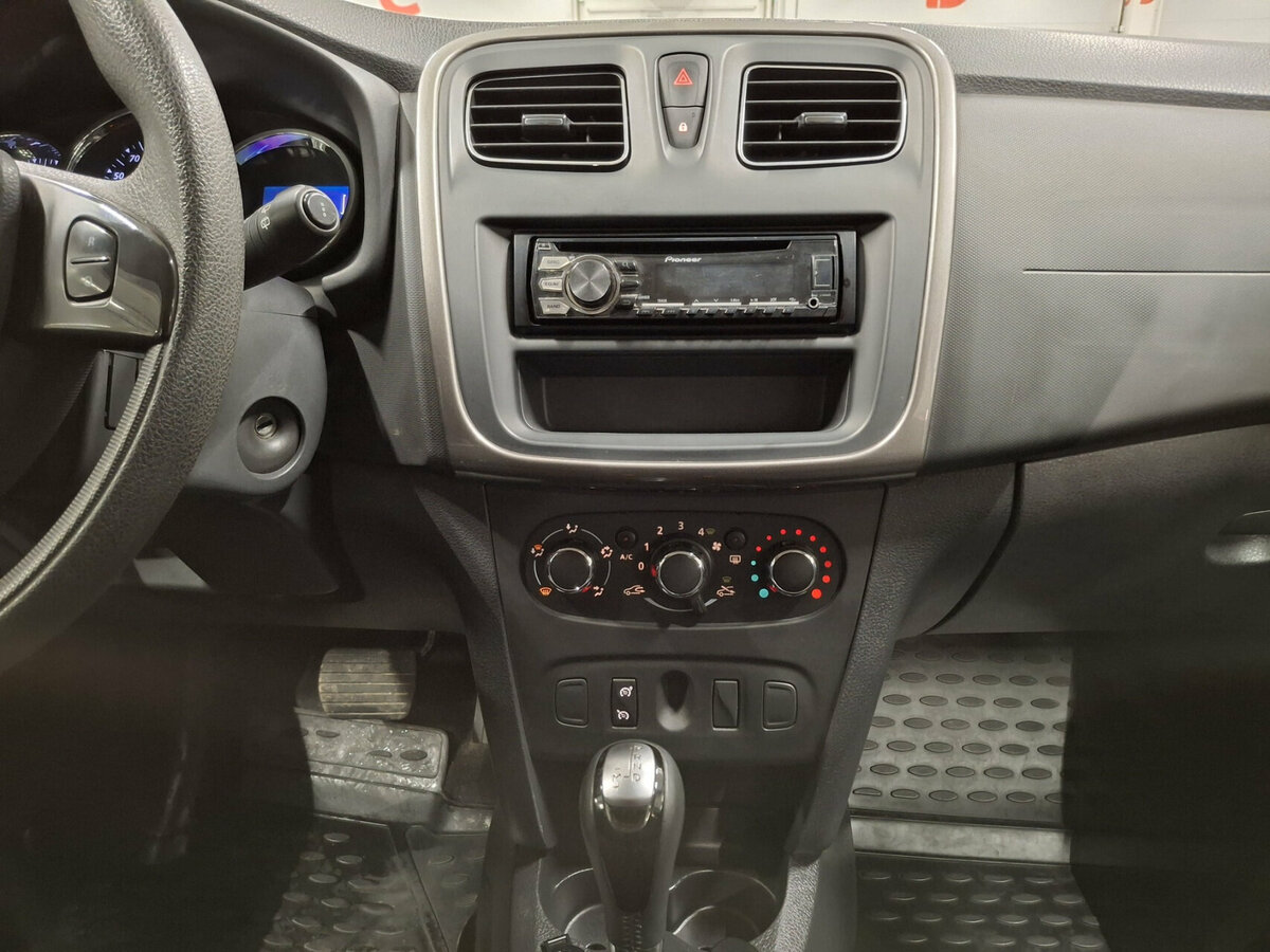 Renault Sandero с пробегом — 2016 год. Фото: #14