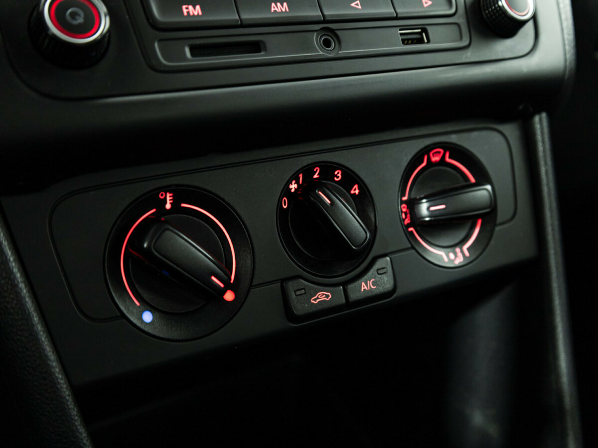 Volkswagen Polo с пробегом — 2015 год. Фото: #14