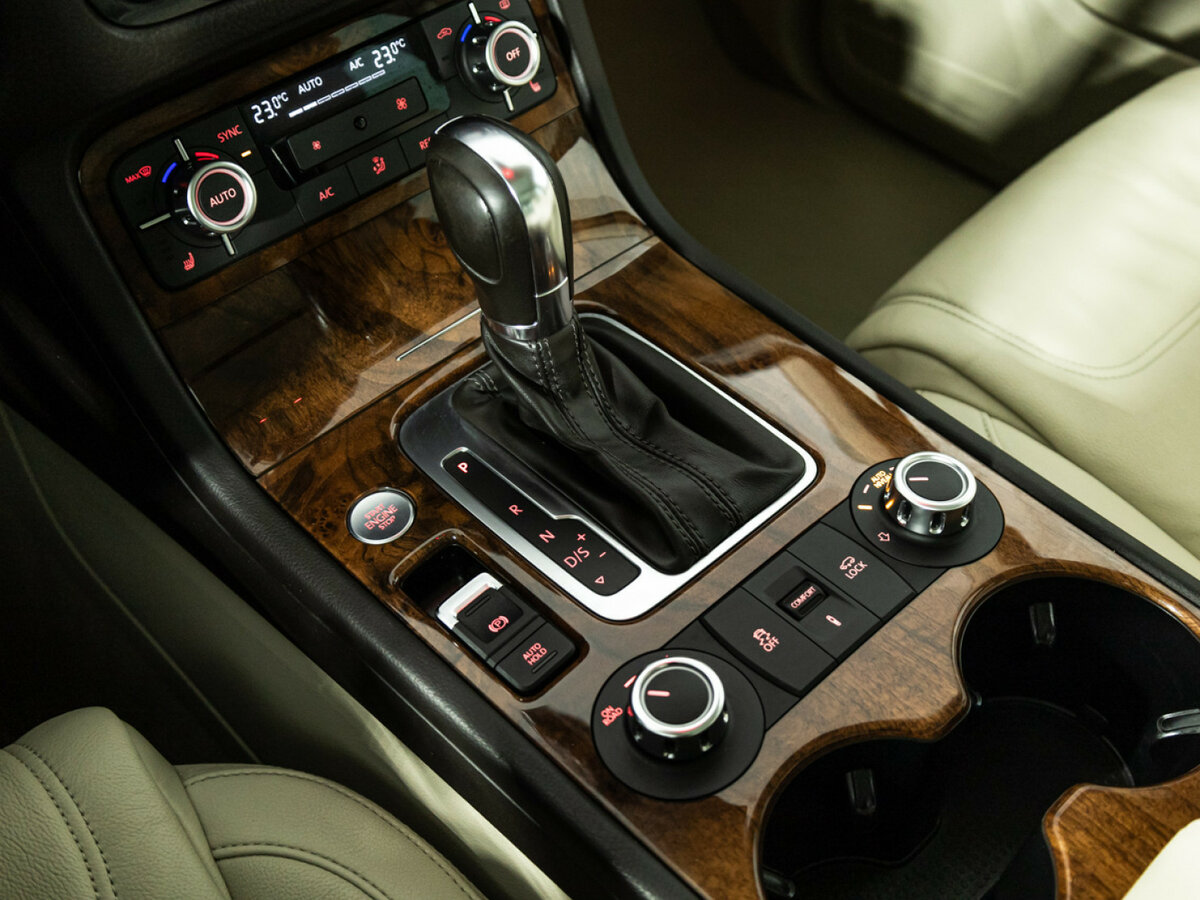 Volkswagen Touareg с пробегом — 2013 год. Фото: #18