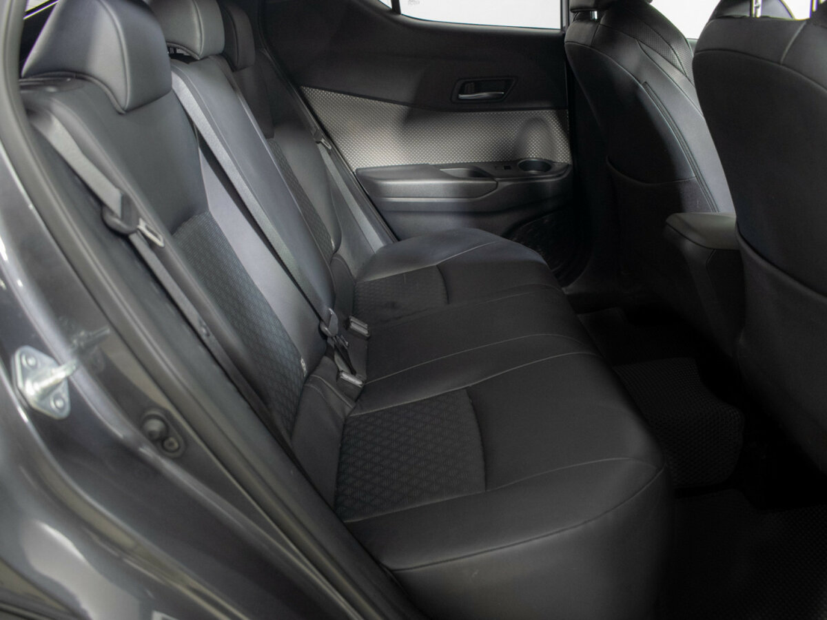 Toyota C-HR с пробегом — 2020 год. Фото: #9