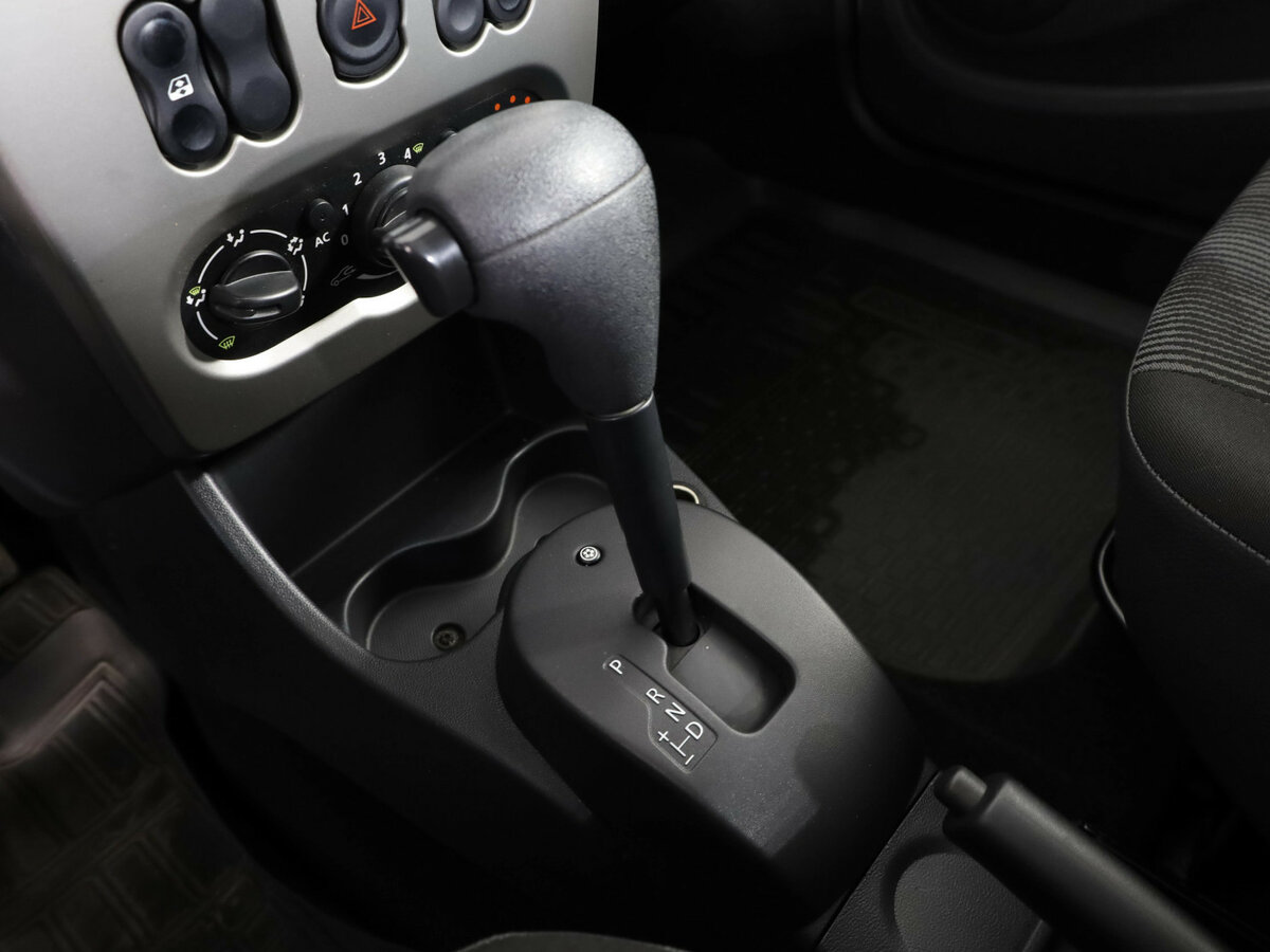 Renault Logan с пробегом — 2015 год. Фото: #10