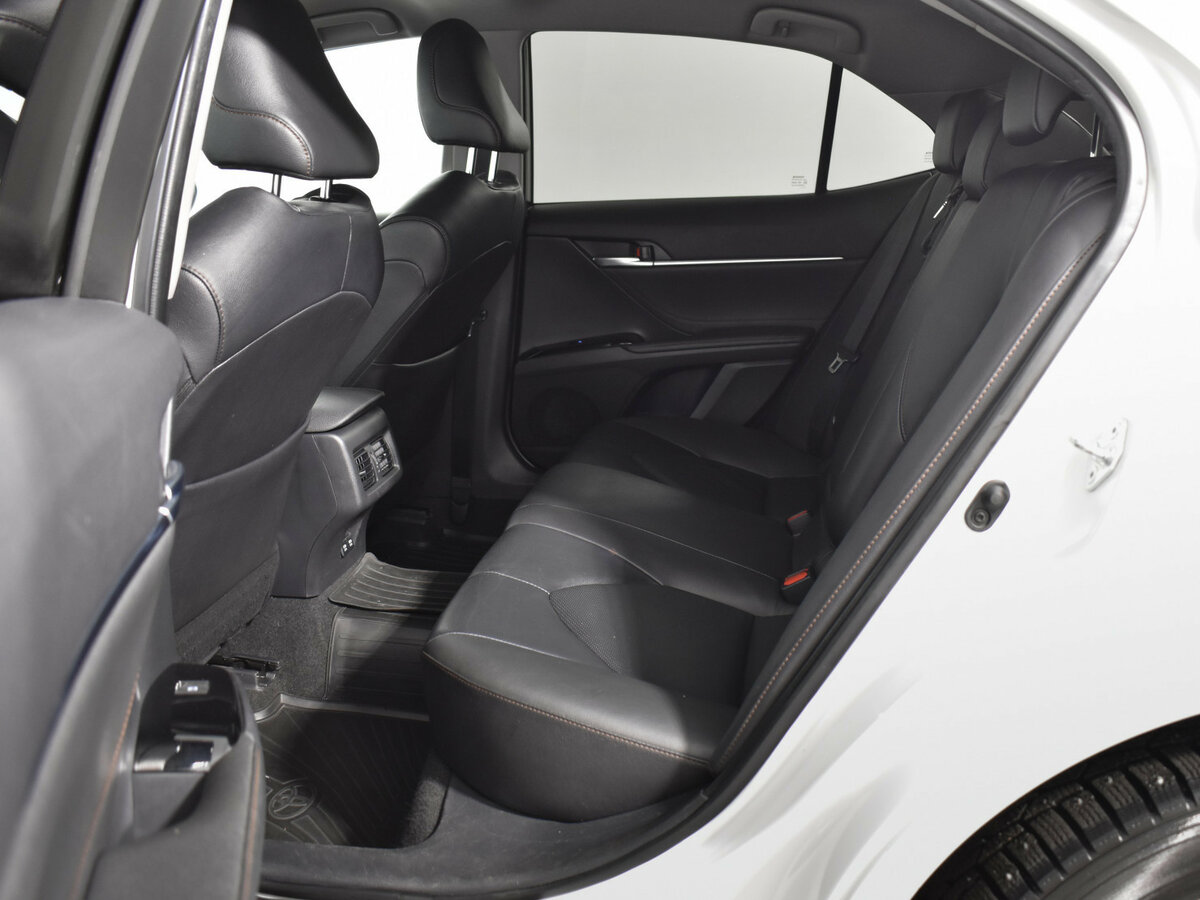 Toyota Camry с пробегом — 2020 год. Фото: #9