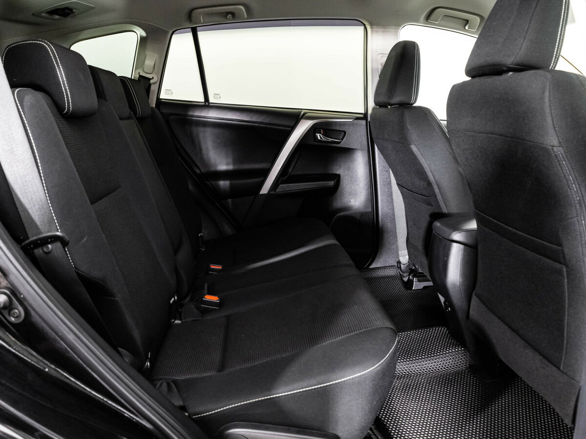 Toyota RAV4 с пробегом — 2018 год. Фото: #16